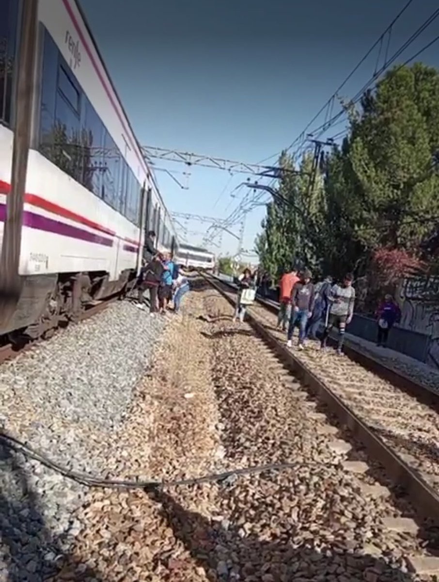 ivazquez06's tweet photo. Indignante. 

¿Por qué no informas de que acabáis de descarrilar un tren y tenéis viajeros caminando por las vías?

Ojalá que no haya heridos.

https://t.co/zj1q3wZim4 https://t.co/XQ3Dz22Y0t