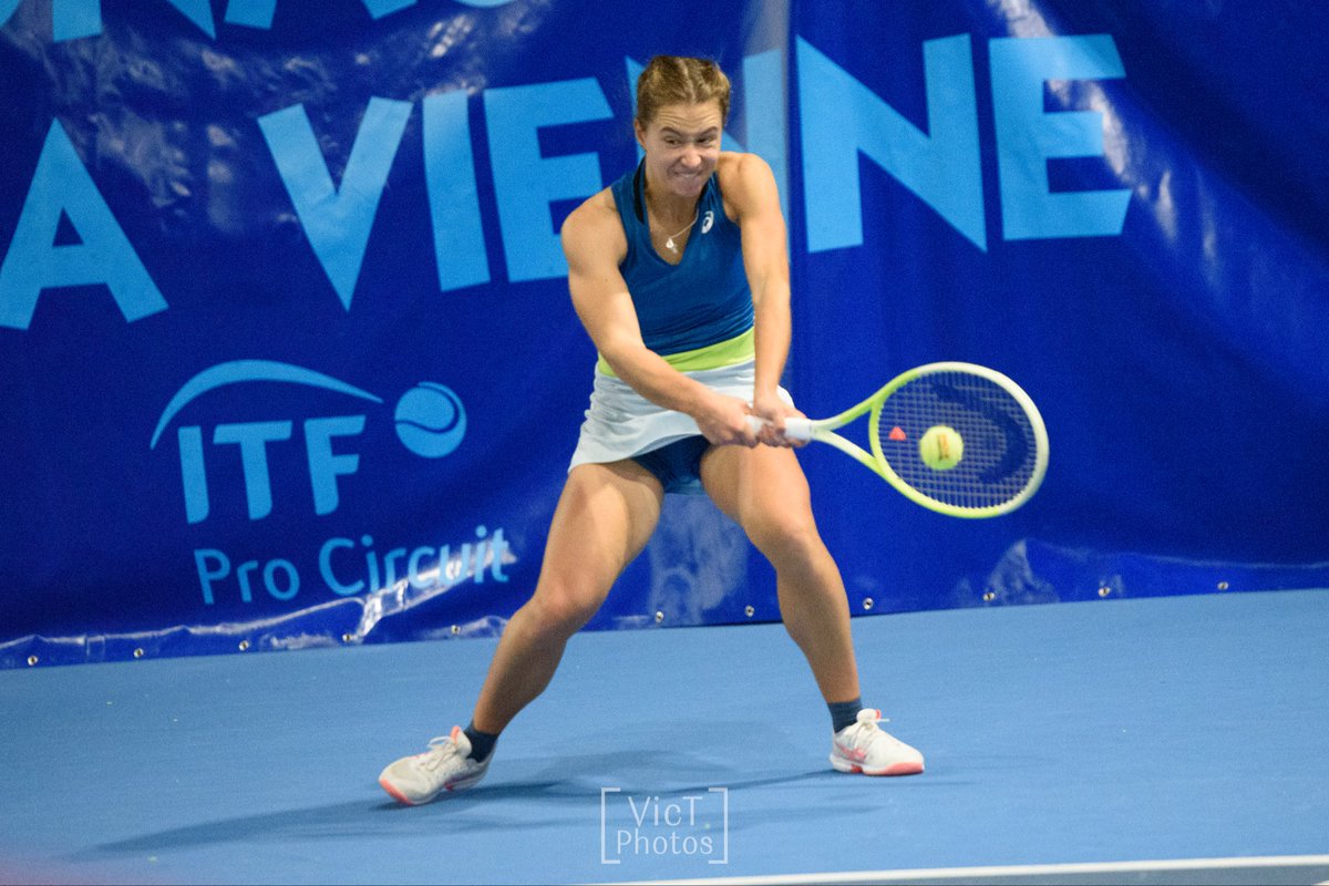Volee_retro's tweet photo. Présent hier pour le tournoi des @Ifv86 ! Très bon tournoi #ITF à #Poitiers. De jeunes joueuses présentes dans le tableau final. Des joueuses très prometteuses comme l’Ukrainienne Veronika PODREZ.

Crédit photo : @Ifv86 https://t.co/fpY9L1odfp