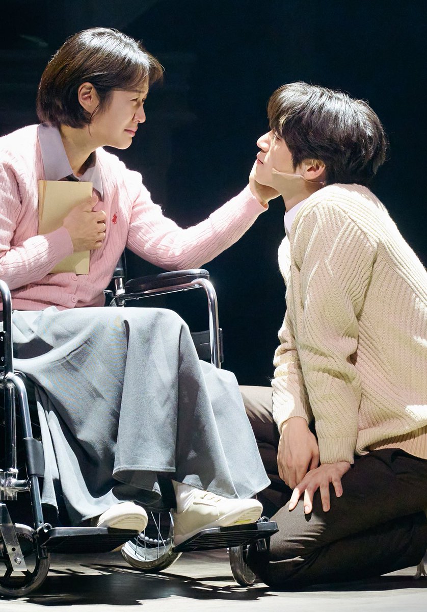 이씬 제대로 본 적 단 한 번두 업는데
참으로 아름답내 .........… 아잠만눈물좀