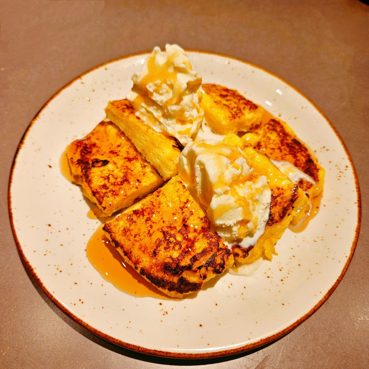 アイスふっくらトースト♪ サーティワンの新作「小倉トースト」トースト風味アイスに“たっぷり