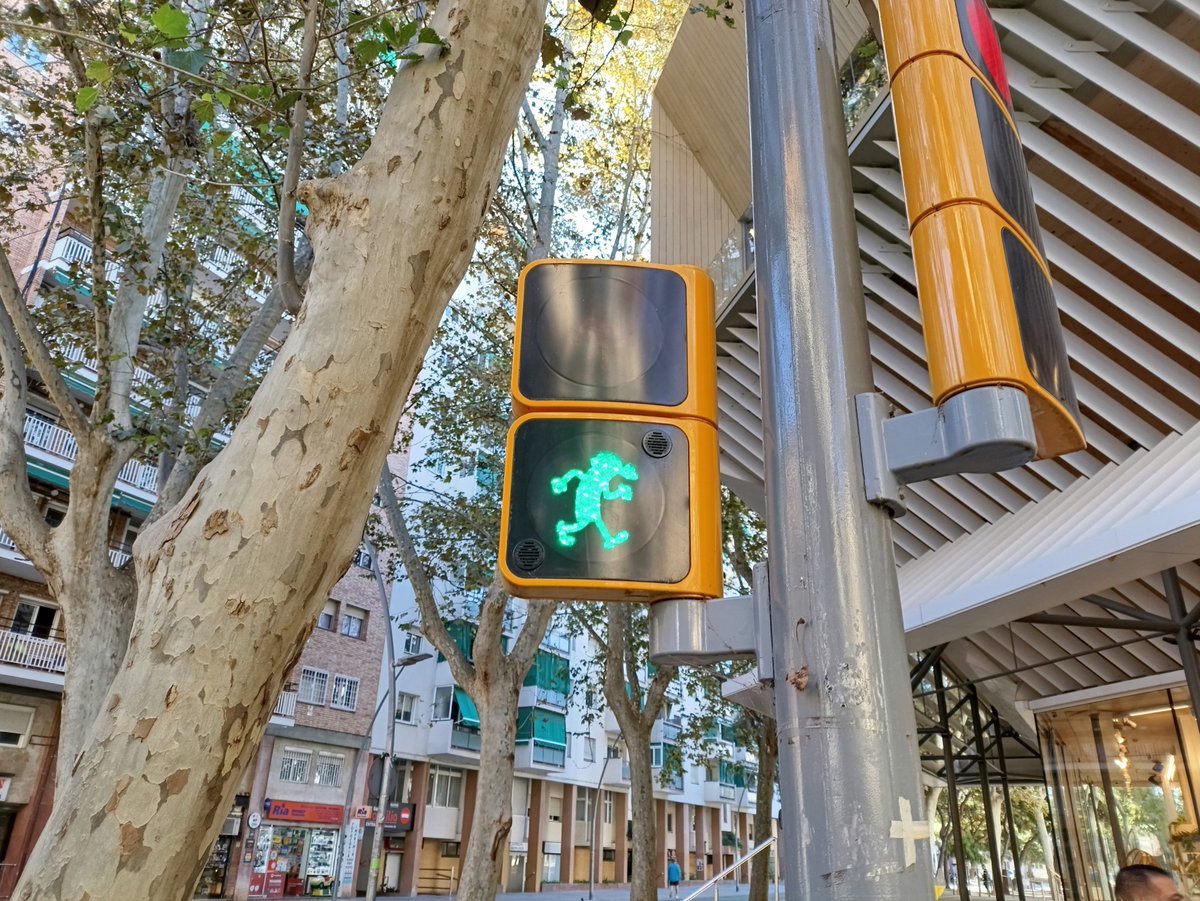 Hoy he pasado por uno de los semáforos de Mortadelo que pusieron en homenaje a Francisco Ibáñez.