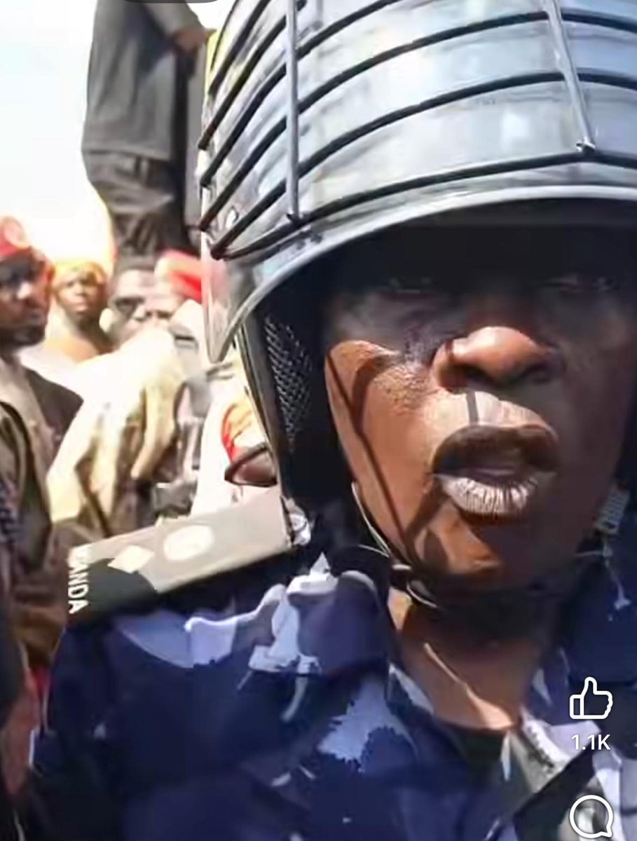 Another shameful officer from <a href="/PoliceUg/">Uganda Police Force</a>  is Mukiibi! Please protect this uniform 🫡