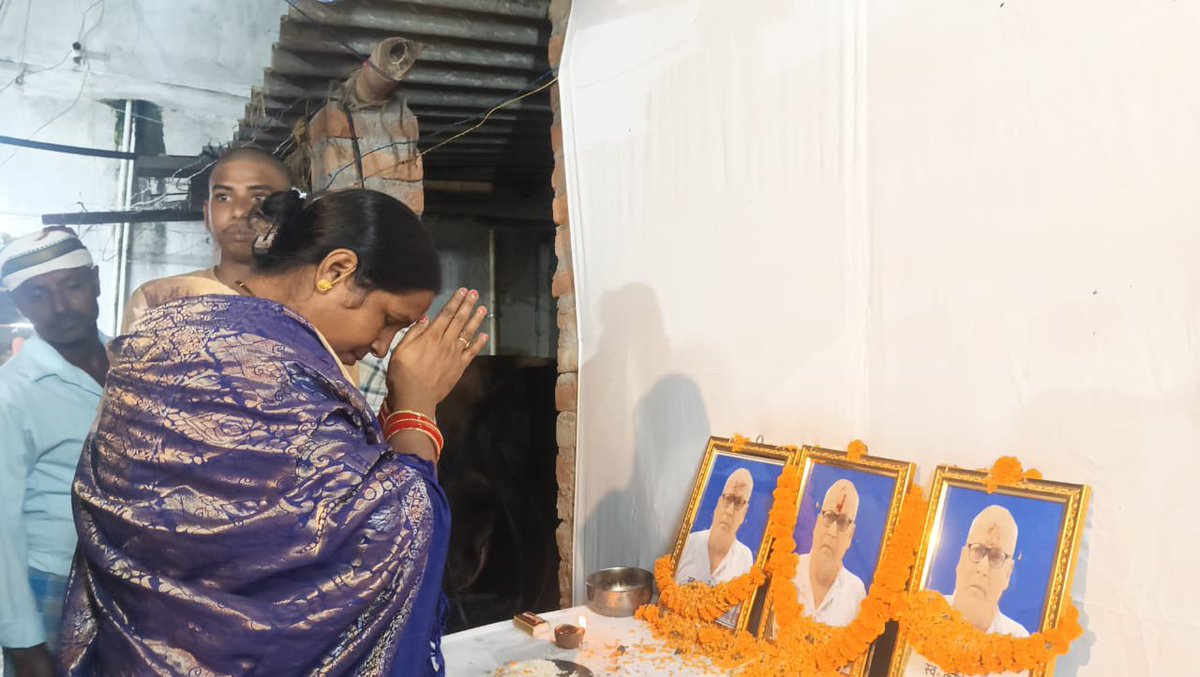RekhaPaswanRJD's tweet image. मसौढ़ी प्रखंड के कराय पंचायत के ग्राम चांदचक में सुरेंद्र यादव जी के पिता जी स्व. कामेश्वर यादव जी के श्रद्धाक्रम में शामिल हुई। भगवान इस पीड़ा की घड़ी में परिवार को दुख सहने की शक्ति दे।