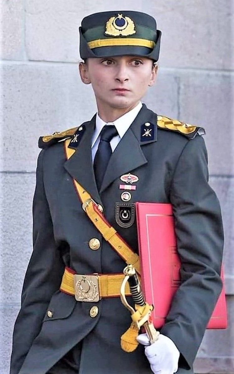 Sana söz; 
bu üniformayı bir gün tekrar giyeceksin, Atamın kızı… 🇹🇷