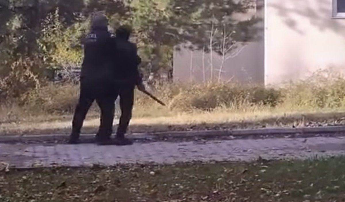 Haber dilinizi düzelteyim. Kimliği belirsiz şahıslar değil, Hacettepe Ülkücü Teşkilatı “üyeleri.” İlk icraatleri değil. 2015’de Gazi’den gelen 50 kişilik grup aynı palalarla terör estirdi, neredeyse cinayet işlenecekti. 2017’de Felsefe topluluğunun başkanlık seçimlerini bu