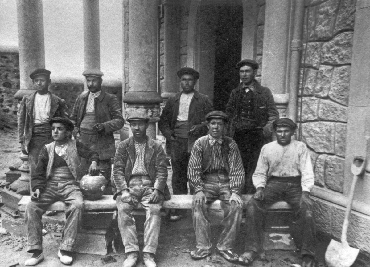 Cadí-Pedraforca (@cadpedraforca) on Twitter photo L’edificiació de les colònies de l’Alt Llobregat va comportar la mobilització d’una mà d’obra impressionant. Molts berguedans hi van trobar feina, tal com explica la <a href="/RosaSerraRotes/">Rosa Serra Rotés</a> al seu article.
📷: Paletes de la torre de l’Ametlla de Casserres (Procedència: ACB. Fons ÀRB) L’edificiació de les colònies de l’Alt Llobregat va comportar la mobilització d’una mà d’obra impressionant. Molts berguedans hi van trobar feina, tal com explica la <a href="/RosaSerraRotes/">Rosa Serra Rotés</a> al seu article.
📷: Paletes de la torre de l’Ametlla de Casserres (Procedència: ACB. Fons ÀRB)