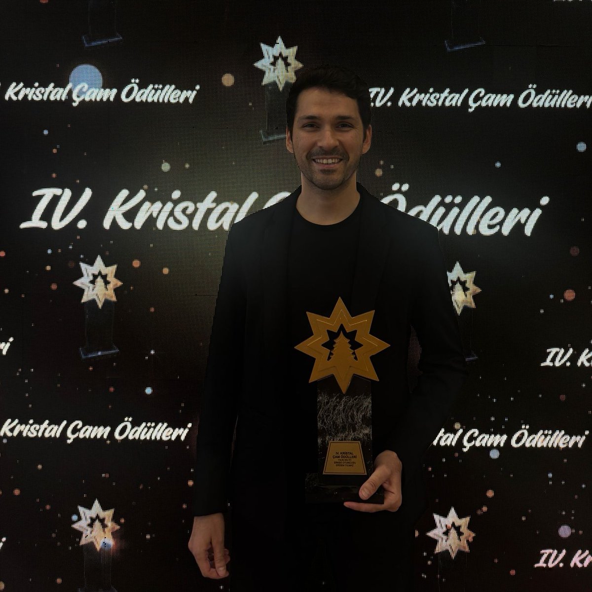 Erdem Yılmaz'a 4. Kristal Çam Ödülleri'nde "Yılın En İyi Erkek Oyuncusu" ödülü takdim edildi. Tebrikler #ErdemYılmaz 👏👏👏