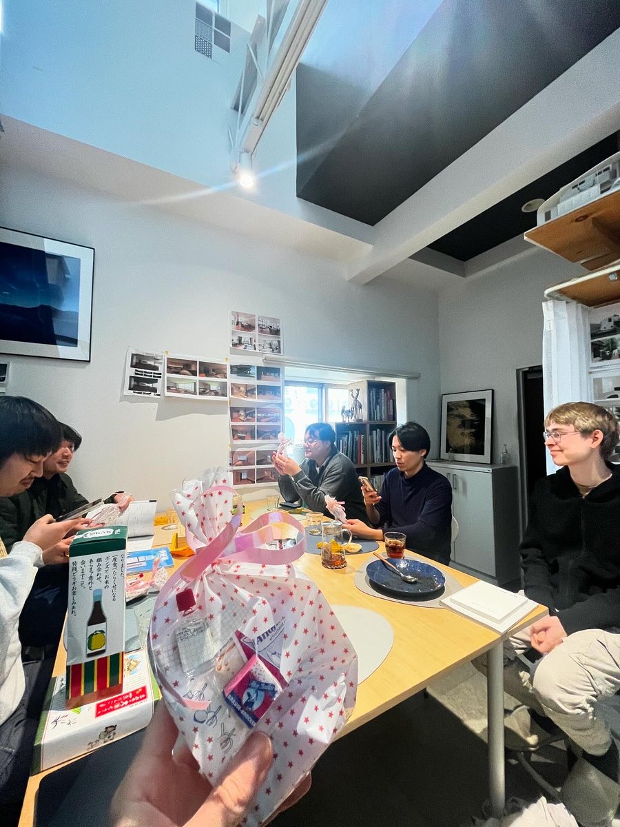 tmimimt's tweet image. ドイツから来たヨハネス君は4ヶ月くらいここにいる予定。かわいいお土産をいただく。TMAを楽しんでいってほしい。スタッフたちも楽しそう。外からの刺激はいつも良い。建築家の丸田知明さんが今日事務所に来て色々楽しい話をしてくれたのだけど、ドイツ語ペラペラで驚いた。