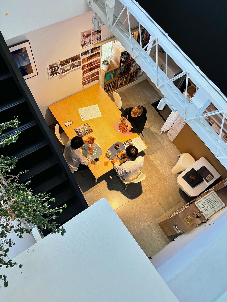 tmimimt's tweet image. ドイツから来たヨハネス君は4ヶ月くらいここにいる予定。かわいいお土産をいただく。TMAを楽しんでいってほしい。スタッフたちも楽しそう。外からの刺激はいつも良い。建築家の丸田知明さんが今日事務所に来て色々楽しい話をしてくれたのだけど、ドイツ語ペラペラで驚いた。