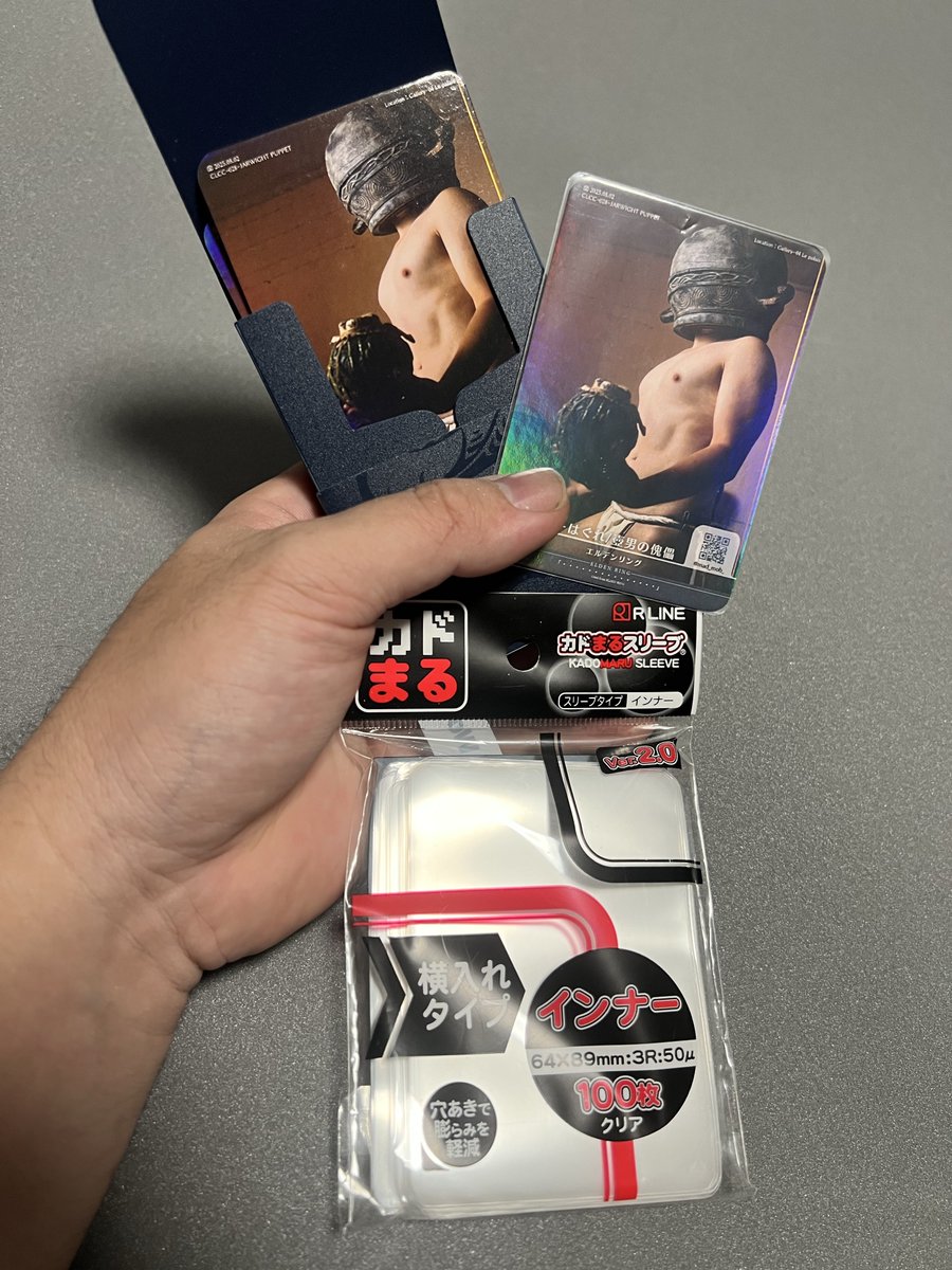 トレカ名刺がマジック・ザ・ギャザリングのカードサイズとほぼ同一のため、ドラゴンシールドから販売されているキューブシェルが持ち運びにおすすめです！

コレクションにはカード用のインナースリーブに入れるのもおすすめです！
 #CLCC