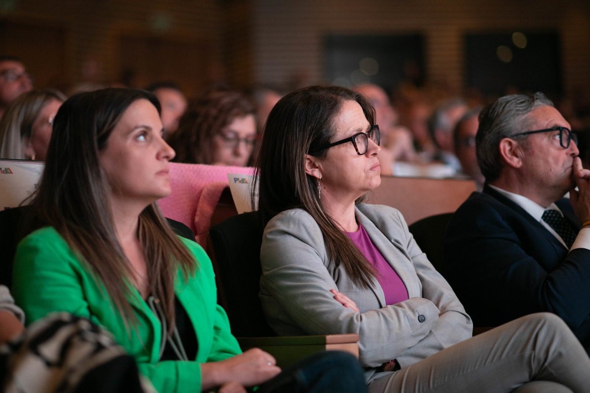 Guijarrojl's tweet image. Ganar en competitividad, mejorar la transparencia y frenar la especulación. 

La Plataforma Inteligente de Digitalización Agraria #PIDA abre nuevos horizontes para el futuro de nuestros agricultores y ganaderos.

Su desarrollo irá de la mano del sector.