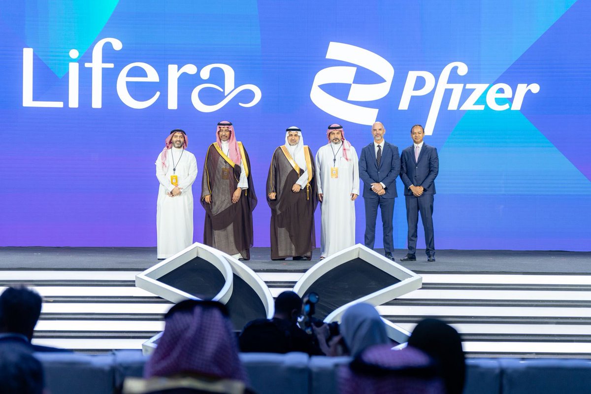 PfizerSaudi_LTD's tweet photo. يسعدنا أن نعلن عن توقيع مذكرة تفاهم مع شركة لايفيرا، خلال ملتقى الصحة العالمي، لاستكشاف فرص التعاون في #توطين تصنيع بعض منتجات #فايزر_السعودية.هذا التوقيع خطوة مهمة تدعم #رؤية_2030  من خلال تعزيز قطاع الصناعات الدوائية المحلي،ودعم الابتكار،وتمكين المواهب المحلية. @liferapharma https://t.co/XSAZaoAz0T