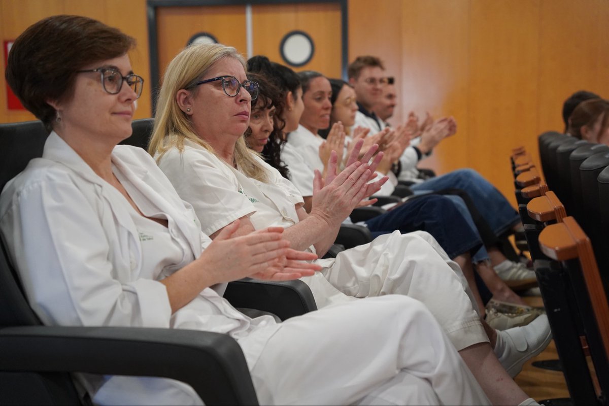 saludEXT's tweet photo. 📍 La consejera de Salud y Servicios Sociales, @Sara_GEspada , ha asistido al acto de entrega de la Certificación Humans a los Servicios de Farmacia Hospitalaria de los Complejos Hospitalarios de Badajoz y Cáceres.

💊 Un reconocimiento otorgado por la @fundacionhumans que acredita el compromiso de ambos servicios con una atención más humana, cercana y empática.

💚 Desde el Gobierno de la presidenta @MGuardiolaM , seguimos apostando por una sanidad centrada en las personas, donde la humanización es eje vertebrador de todas nuestras políticas públicas.

#Humanización #SaludYServiciosSociales #GobiernoDeExtremadura #FarmaciaHospitalaria #ExtremaduraCuida #HumanizaciónSanitaria #ServicioExtremeñodeSalud #Ses #FundaciónHumans