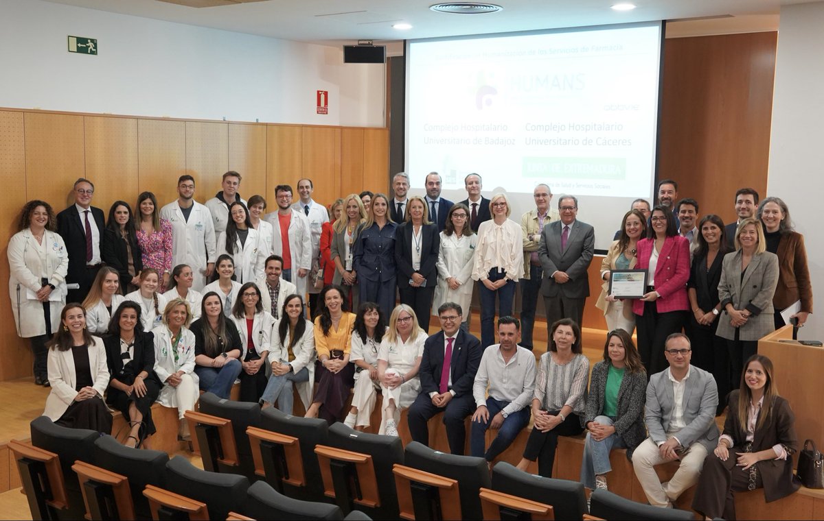 saludEXT's tweet photo. 📍 La consejera de Salud y Servicios Sociales, @Sara_GEspada , ha asistido al acto de entrega de la Certificación Humans a los Servicios de Farmacia Hospitalaria de los Complejos Hospitalarios de Badajoz y Cáceres.

💊 Un reconocimiento otorgado por la @fundacionhumans que acredita el compromiso de ambos servicios con una atención más humana, cercana y empática.

💚 Desde el Gobierno de la presidenta @MGuardiolaM , seguimos apostando por una sanidad centrada en las personas, donde la humanización es eje vertebrador de todas nuestras políticas públicas.

#Humanización #SaludYServiciosSociales #GobiernoDeExtremadura #FarmaciaHospitalaria #ExtremaduraCuida #HumanizaciónSanitaria #ServicioExtremeñodeSalud #Ses #FundaciónHumans