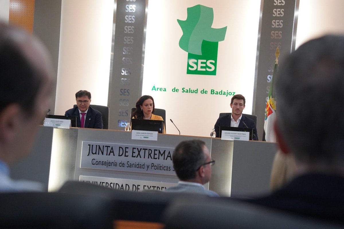 saludEXT's tweet photo. 📍 La consejera de Salud y Servicios Sociales, @Sara_GEspada , ha asistido al acto de entrega de la Certificación Humans a los Servicios de Farmacia Hospitalaria de los Complejos Hospitalarios de Badajoz y Cáceres.

💊 Un reconocimiento otorgado por la @fundacionhumans que acredita el compromiso de ambos servicios con una atención más humana, cercana y empática.

💚 Desde el Gobierno de la presidenta @MGuardiolaM , seguimos apostando por una sanidad centrada en las personas, donde la humanización es eje vertebrador de todas nuestras políticas públicas.

#Humanización #SaludYServiciosSociales #GobiernoDeExtremadura #FarmaciaHospitalaria #ExtremaduraCuida #HumanizaciónSanitaria #ServicioExtremeñodeSalud #Ses #FundaciónHumans