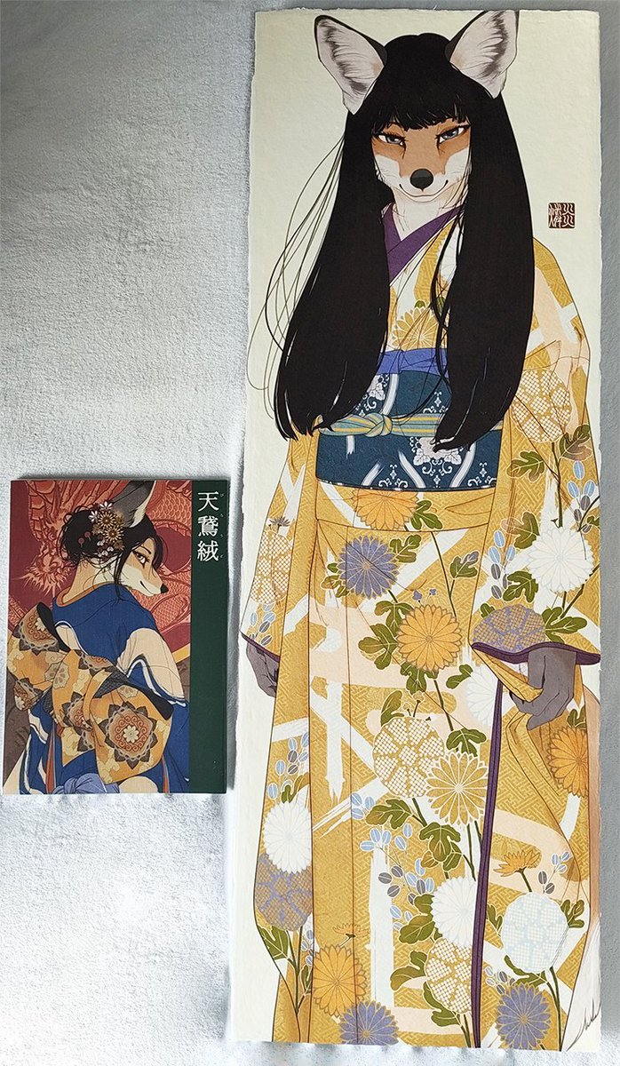 【アニマルアート展示「MULTIFAUNA｜多元動物相」】
 #JMoF2026 1/10（土／2日目）
持参予定の、手すき和紙へ印刷した一枚（右）です。比較で既刊同人誌（A4判、左）置いていますが結構大きいサイズです。当日、実物を見ていただけると嬉しいです🙇
