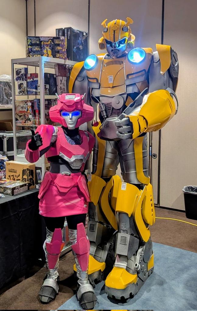 ZelleZeion's tweet image. So much amazing cosplay in Chicago! I was thrilled with the reception I got in the Elita rig and thank you to everyone who said hello, stopped to take a photo, or gave me a gift! It was all so lovely! If anyone has a photo with me, please share 💖 #TFCon #TFConChicago