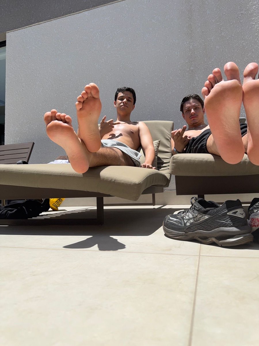 Relaxando bastante com meu bro <a href="/FindomFut/">AlphaFut</a>  nessa segunda-feira cansativa🥱