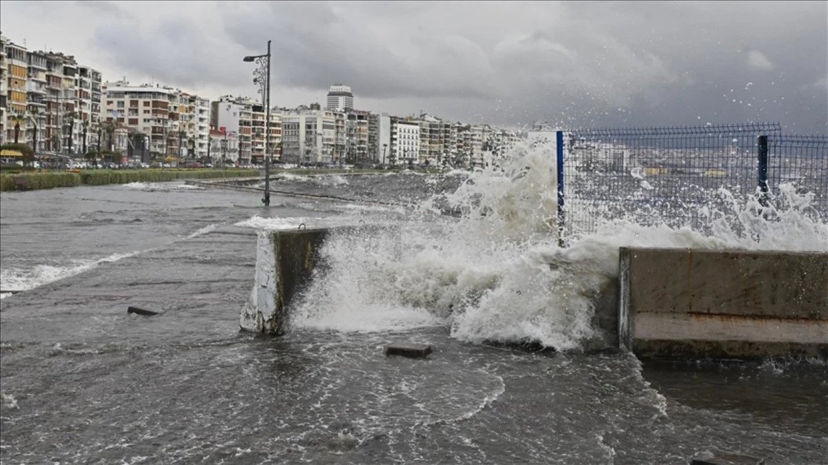 nefesgazete's tweet photo. Marmara ve Ege’deki fırtına nedeniyle birçok vapur seferi iptal edildi.

https://t.co/iEIPCxQIp2 https://t.co/0RKtloem2t