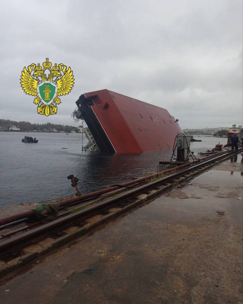 Два человека погибли в результате опрокидывания плавкрана в Южной бухте Севастополя, пострадали больше 20.