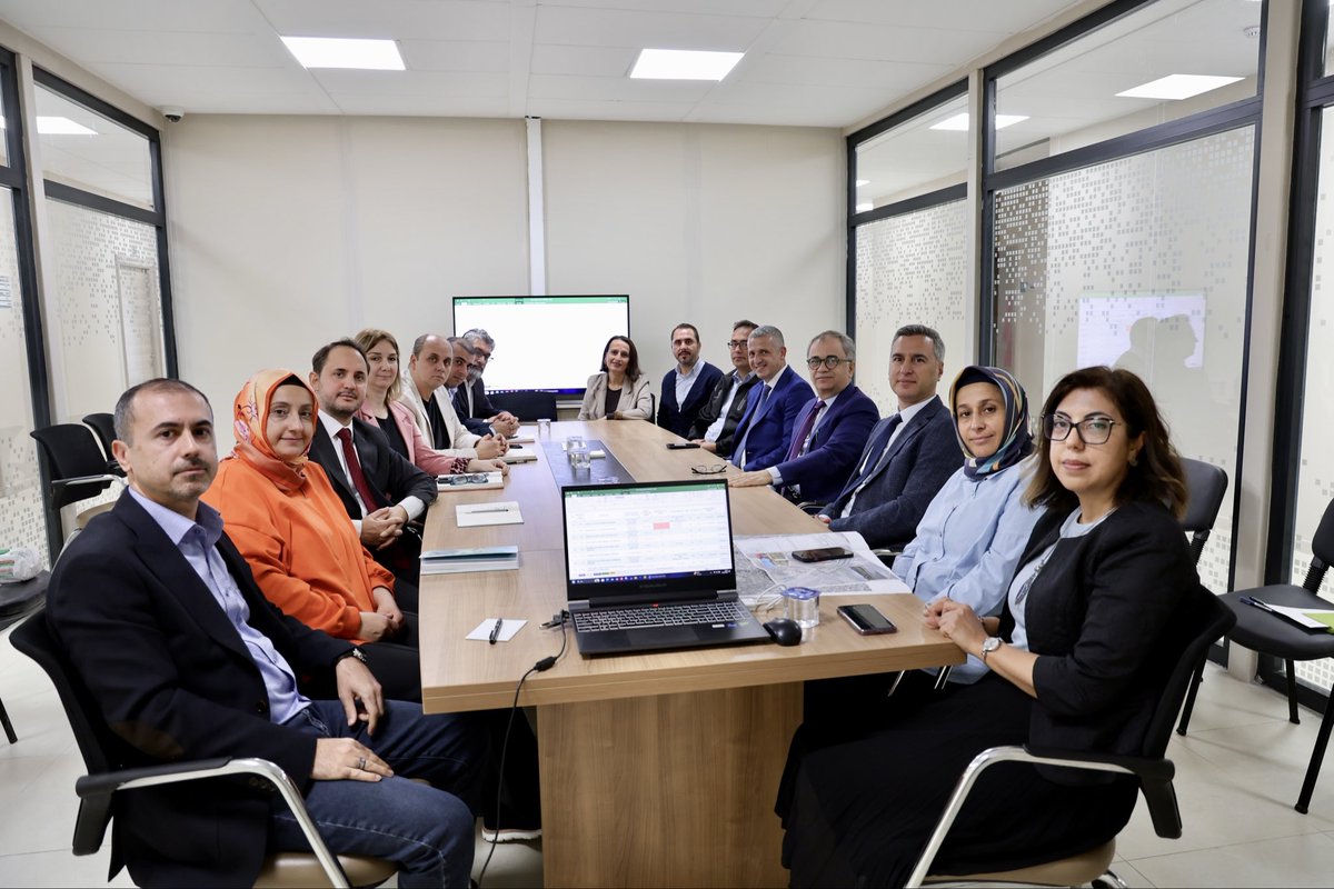 hayribaracli's tweet photo. Etüt ve Projeler Dairemizi ziyaretimizde, şehrimiz için hayata geçirdiğimiz projeleri ve çalışmalarımızı değerlendirdik.

Kocaeli’mize değer katan tüm çalışma arkadaşlarıma teşekkür ediyorum. 
#şehrimKocaeli https://t.co/OmjQrI3PTE