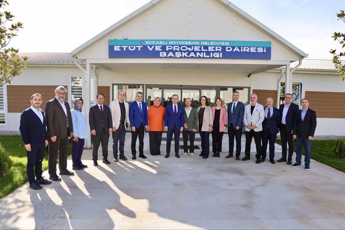hayribaracli's tweet photo. Etüt ve Projeler Dairemizi ziyaretimizde, şehrimiz için hayata geçirdiğimiz projeleri ve çalışmalarımızı değerlendirdik.

Kocaeli’mize değer katan tüm çalışma arkadaşlarıma teşekkür ediyorum. 
#şehrimKocaeli https://t.co/OmjQrI3PTE