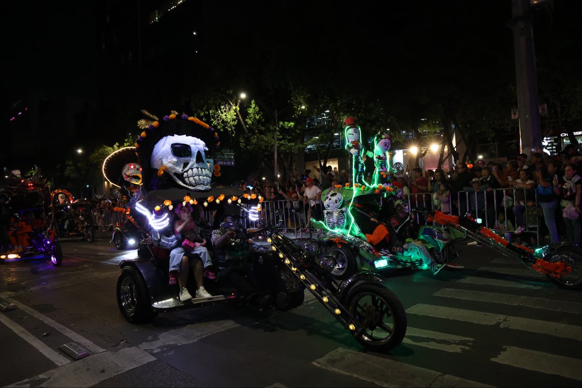 ✨ El corazón de México late con fuerza en este #DíaDeMuertos2025. 💀🇲🇽

El Zócalo capitalino vuelve a transformarse en un gran altar lleno de color, luz y memoria. 🏵️
Entre flores de cempasúchil del #SueloDeConservación, la #OfrendaMonumental nos invita a recordar con amor