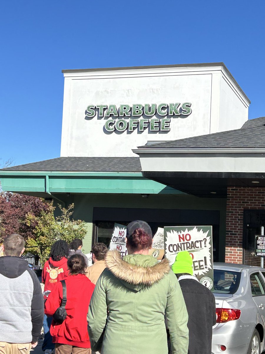 newenglandsbwu's tweet photo. Practice picket in Central Ma yesterday to show Starbucks #baristas are willing to do whatever it takes to win a fair contract. Brian Niccol better be paying attention, cause the #SBUX shareholders sure are…
@SBWorkersUnited #tobeapartner https://t.co/UD9fMWTHMJ