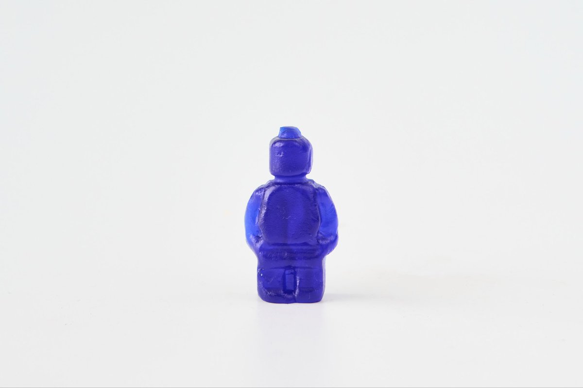 From Tiny Acorns… 💙

Constantly pushing the boundaries of glass, this series is deeply personal to me.

The first in a triptych
Recycling Narratives
Electric Blue
4 cm small 

Cast from recycled Bristol Blue light fittings.

The Etienne Gallery 
Pan Amsterdam