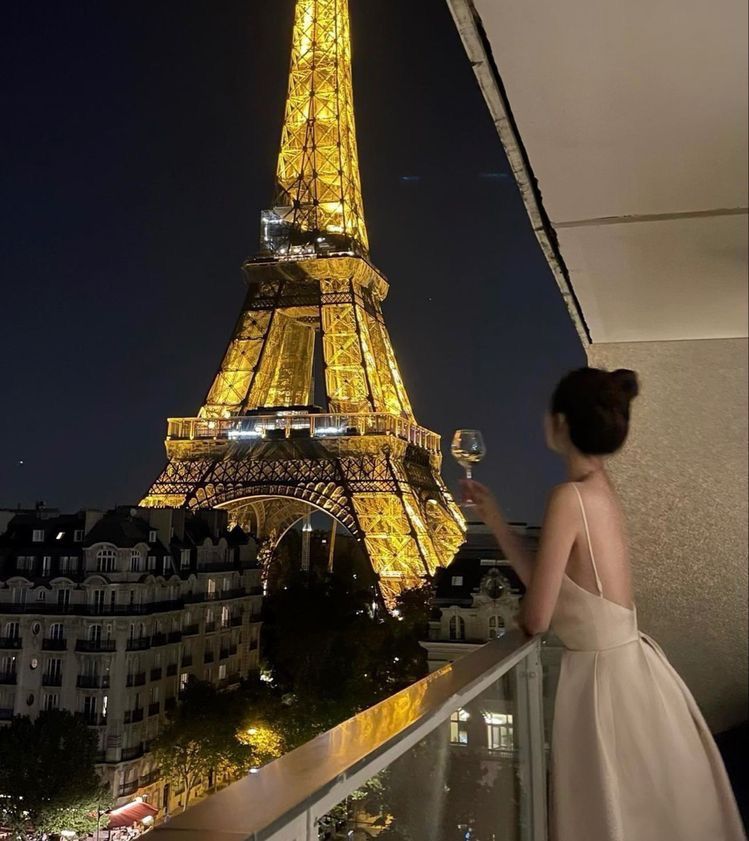 hotbabe2677d's tweet image. Toasting to the City of Lights ✨🥂 Every moment feels like a dream here. #ParisNights #EiffelTowerMagic