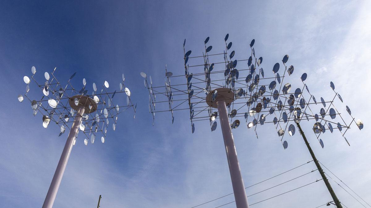 DYK? The new Exhale #PublicArt sculpture at the #Barrie Allandale Transit Terminal includes hundreds of individual mirror finished stainless steel paddles that respond to wind while also reflecting the colour of sky. Learn more at barrie.ca/community-recr… #BarrieArts