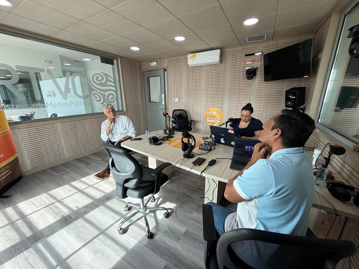 colombiacompra's tweet image. 🎙️ Nuestro director, @Cristobalpt63 , estuvo en entrevista con @RadNalCo  y @RTVCnoticias en Barranquilla, hablando sobre los dos grandes encuentros internacionales que comienzan mañana en la capital del Atlántico.

🌎 La XIX Conferencia Anual de la Red Interamericana de Compras…