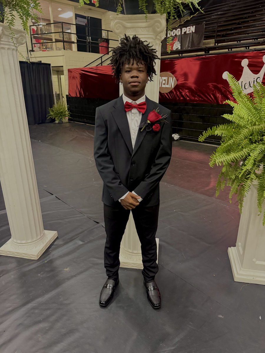 whitehallbball's tweet image. This past Friday, Senior PG Bobby Foster took the court and the spotlight—representing White Hall in the Homecoming Ceremony! Proud of his leadership and character every step of the way. 🔴⚪️⚫️
#Homecoming2025 #BulldogWay #BeADawg