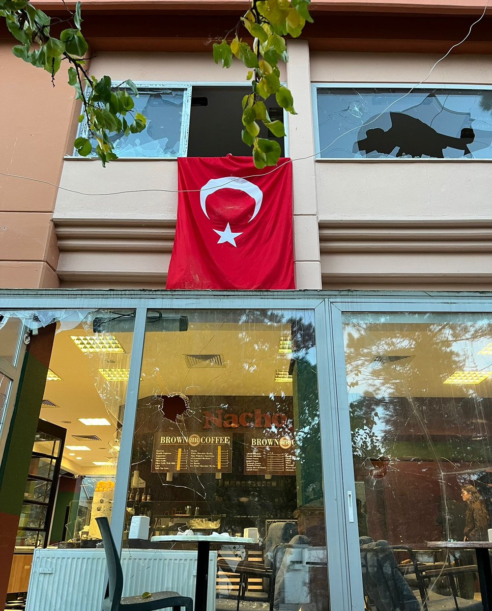 HACETTEPE ÜNİVERSİTESİNDE BİR GURUP SOLCU VANDAL, TÜRK BAYRAĞINA VE ÖĞRENCİLERE SALDIRDI!