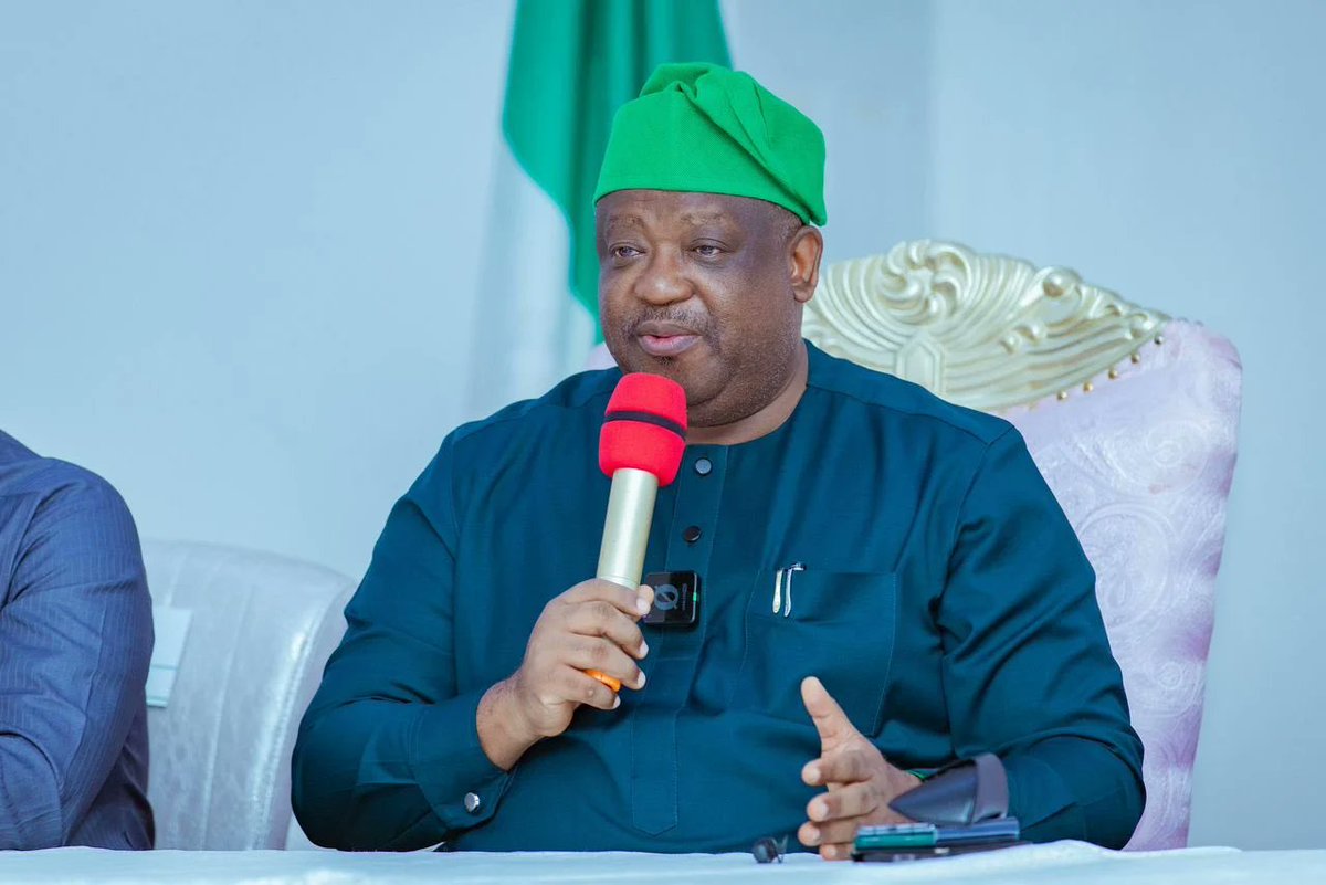 thecableng's tweet image. I’m being pressured to join APC, says Plateau governor Mutfwang

Caleb Mutfwang, governor of Plateau, says he is facing pressure from political figures to defect from the Peoples Democratic Party (PDP) to the All Progressives Congress (APC).

The governor spoke at an event held…