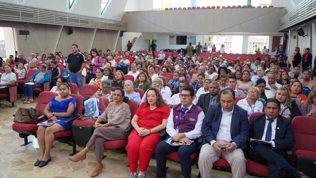 Salud_Ec's tweet image. Para finalizar el ministro @jimmymartinec detalló que “el Gobierno Nacional y el Ministerio de Salud Pública continuarán gestionando de manera adecuada, oportuna y eficaz los servicios de salud en los más de dos mil establecimientos de salud en todo el territorio”.