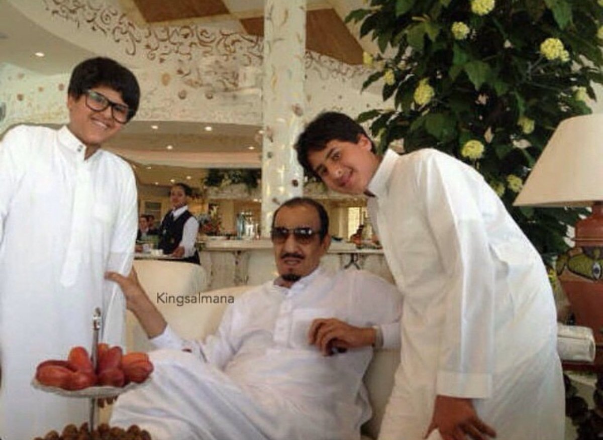 سيدي #خادم_الحرمين_الشريفين 
#الملك_سلمان_بن_عبدالعزيز 
 مع احفاده ألأمير خالد والأمير سلمان ابناء
الامير عبدالعزيز حفظهم الله