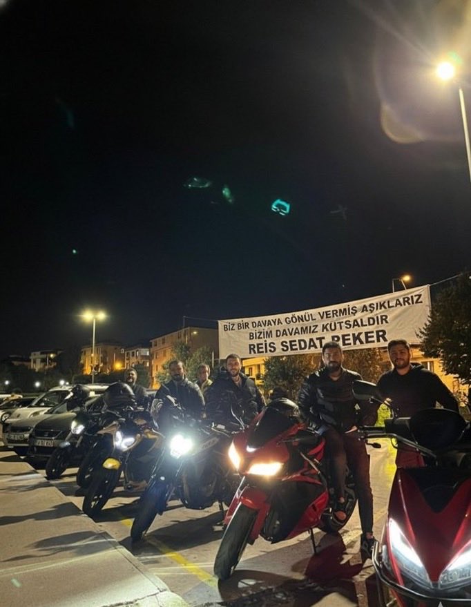 Geceye ışık yakanlar biziz…
Davasına gönül vermiş yürekler aynı safta!
Reis’in izinde, dimdik, korkusuz… 

<a href="/sedat_peker/">Sedat Peker</a> #SedatPeker
