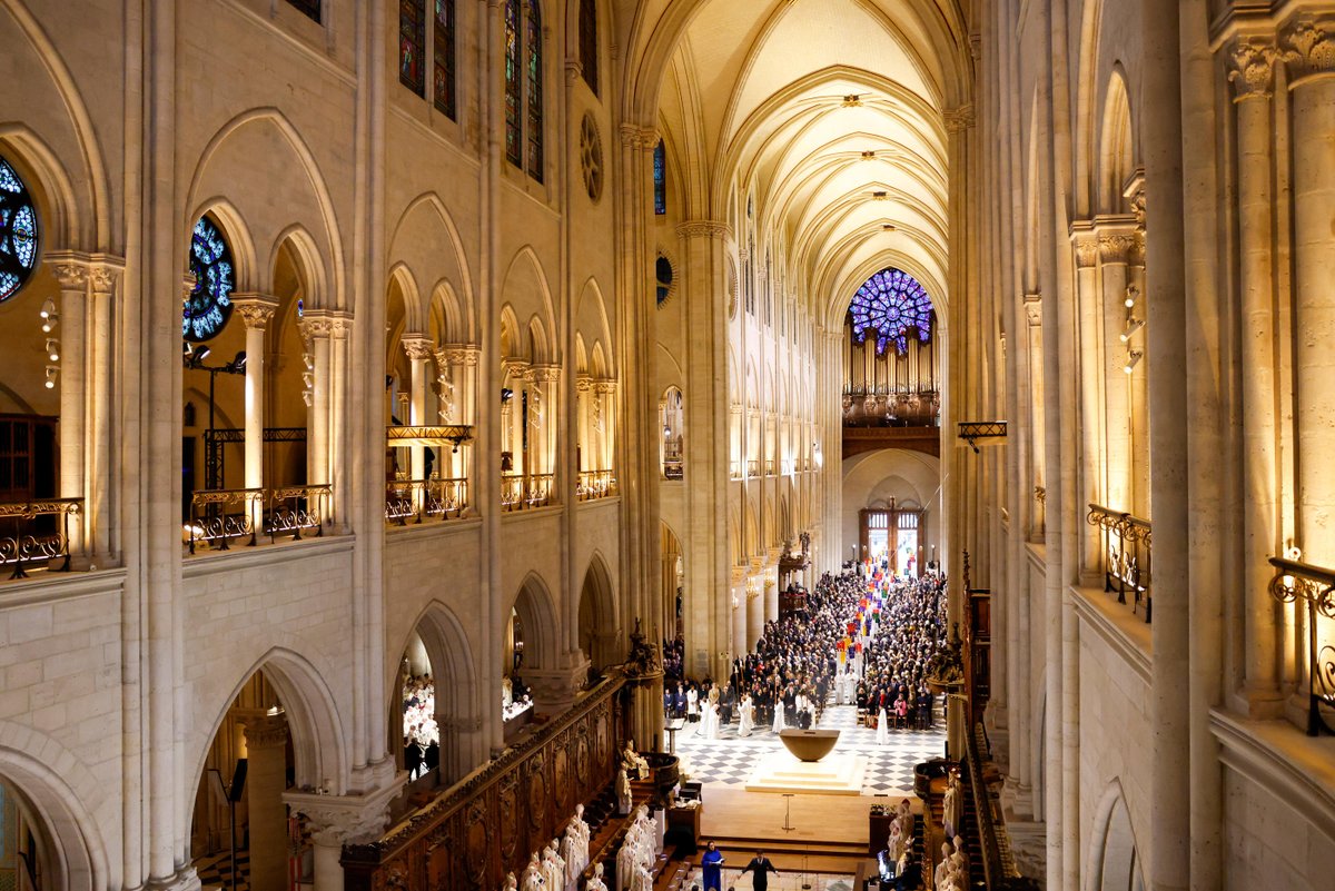 🇫🇷💚 SMILE | Ce samedi, Martin, charpentier ayant participé à la reconstruction de la cathédrale NOTRE-DAME DE PARIS, s'est MARIÉ avec sa compagne Jade au cœur même de l’édifice.

👉 Lors du chantier, Martin avait taillé à la hache les poutres de la nouvelle charpente, selon des