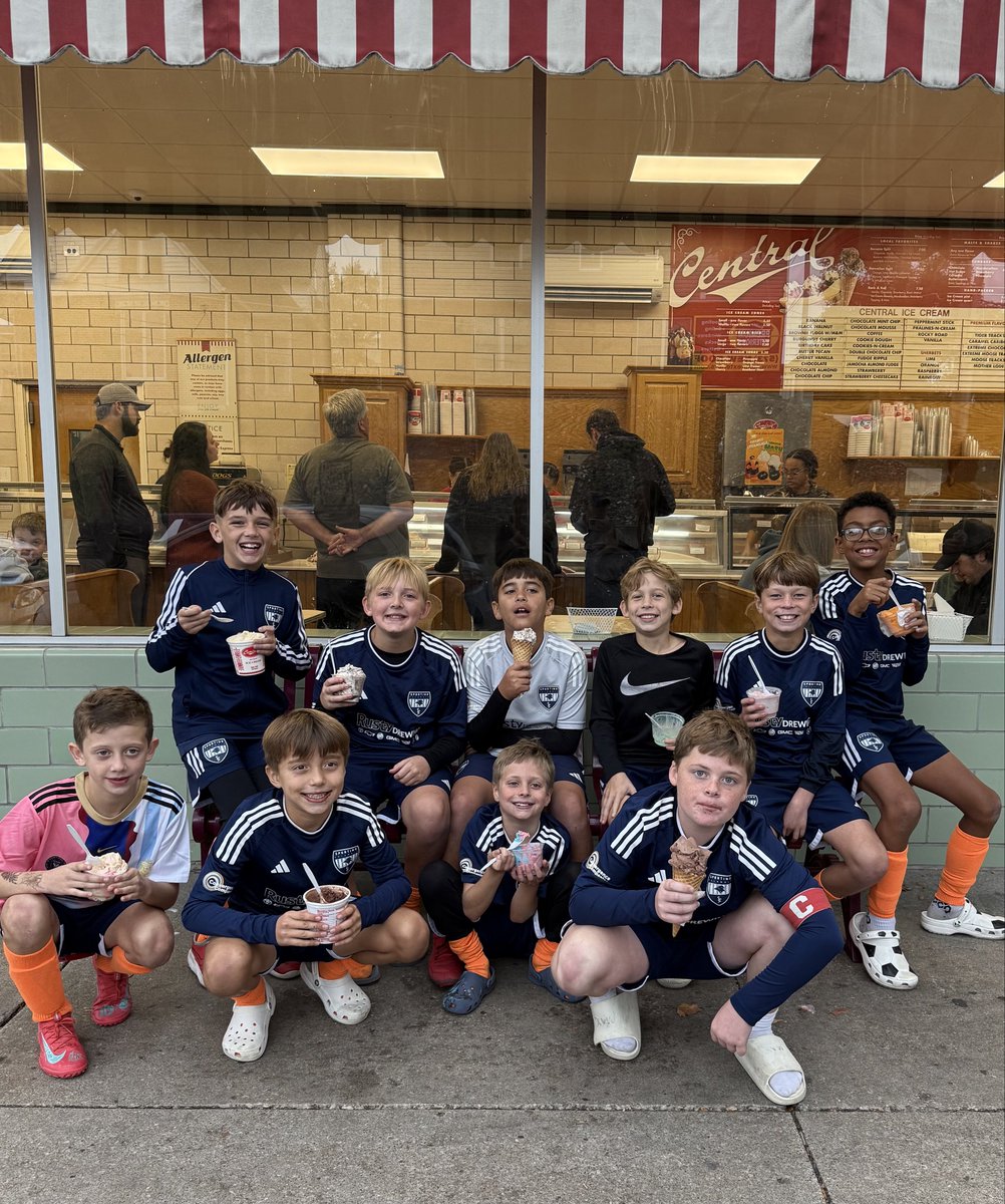 SportingCSC's tweet image. 2015 Navy Boys took home 🥇 at UCC’s Haunted Capital Cup this weekend!
A fun weekend full of goals ⚽ and plenty of Central Dairy ice cream 🍦💙
#SportingColumbia #HauntedCapitalCup #Champions