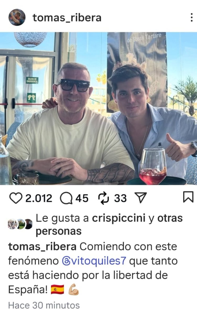 Aquest és el líder de la grada d'animació apolítica del València, dinant amb un amic