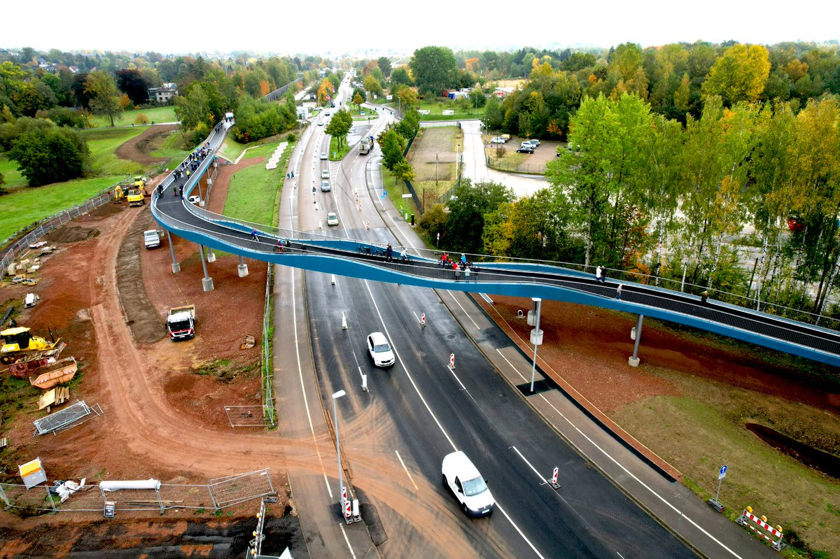 In Chemnitz wurde Mitte Oktober eine der längsten und schönsten Fahrradbrücken Sachsens eröffnet. Auf 180m verläuft die 8,7 Mio. teure Brücke über die Kalkstraße und ist zentraler Bestandteil des 13,6km langen neuen „Premiumradwegs“ der entlang einer alten Bahntrasse