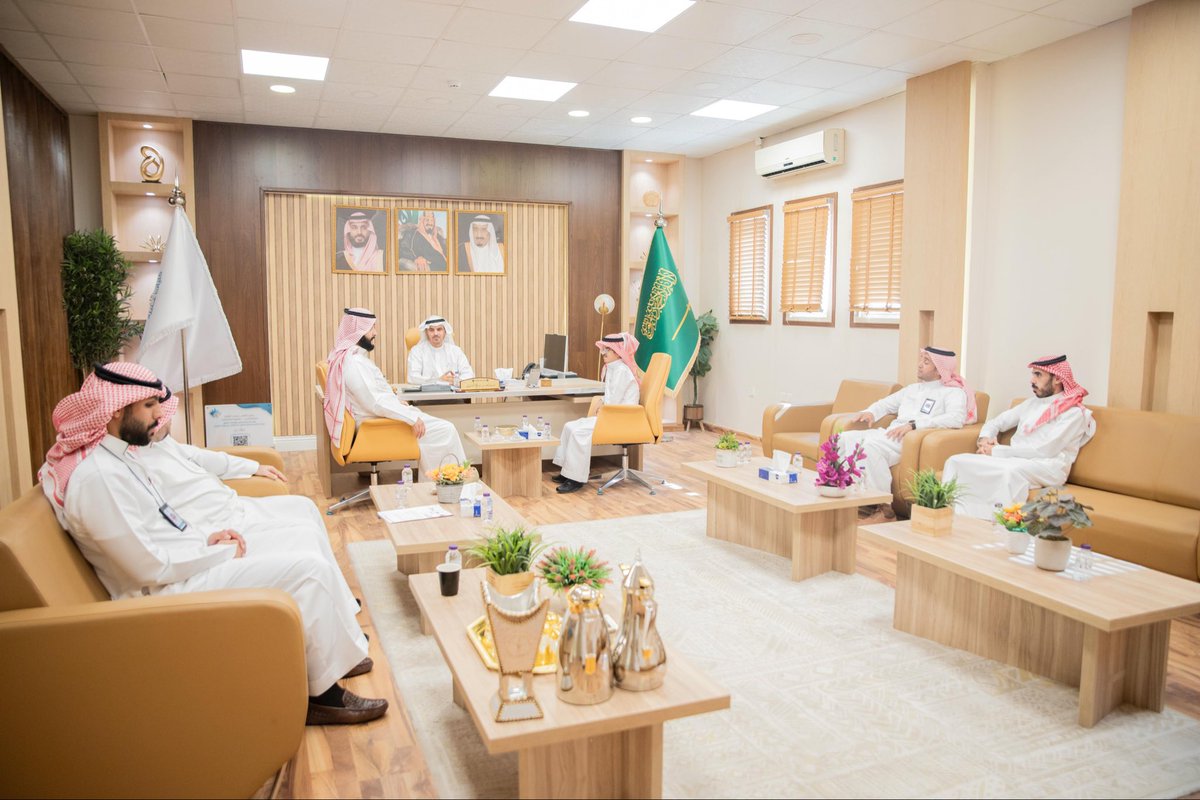 استقبل سعادة رئيس مجلس الأمناء الدكتور عبدالله بن صالح الشتيوي اليوم مدير مركز الخنينية للتمكين الوظيفي والاجتماعي الأستاذ صالح بن عبدالعزيز الخويطر، وذلك لاستعراض منتجات المركز التي يمكن أن تسهم في خدمة الكليات ، وقد اعتمدت الكليات عددًا من تلك المنتجات لتوريدها، دعمًا للمركز