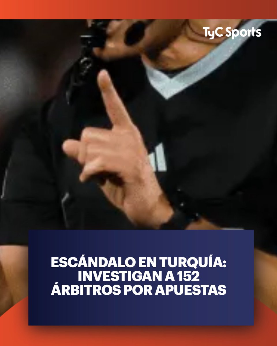 TyCSports's tweet photo. 🚨 Un escándalo de gran magnitud sacude al fútbol turco, luego de que la Federación de ese país revelara que más de un centenar de árbitros activos realizaron apuestas deportivas, una práctica prohibida para quienes deben impartir justicia en la cancha. El hallazgo, que incluye nombres de la máxima categoría, generó alerta también en los organismos internacionales.

🇹🇷 De un total de 571 jueces en funciones, 152 fueron detectados apostando en partidos. La cifra fue confirmada por el propio presidente de la TFF, Ibrahim Haciosmanoglu, quien detalló además que 371 árbitros poseían cuentas activas en casas de apuestas. La irregularidad afecta a todos los niveles del fútbol profesional, incluso al más alto.