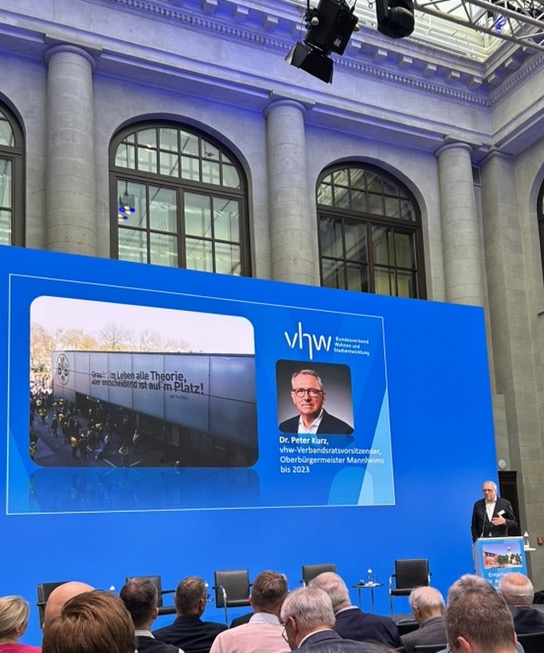 Berlin_BIS's tweet photo. Beim #vhwVerbandstag2025 wurden zentrale Herausforderungen der Stadtentwicklung diskutiert. Wir waren vor Ort und haben bestätigt bekommen, Erkenntnis bleibt essentiell für kommunale Handlungsfähigkeit. Danke für den Austausch!
#vhw #Wohnen #Stadtentwicklung #Forschung #Zukunft https://t.co/smiO6LB9MX