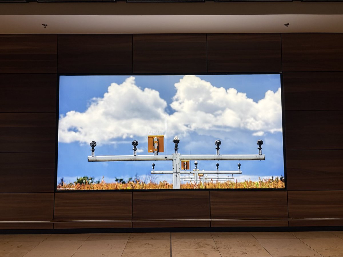 joannaofottawa's tweet photo. Berlin airport diptych.
#berlin #berlinairport #greyskies #artversusreality https://t.co/7oleUfhBFZ
