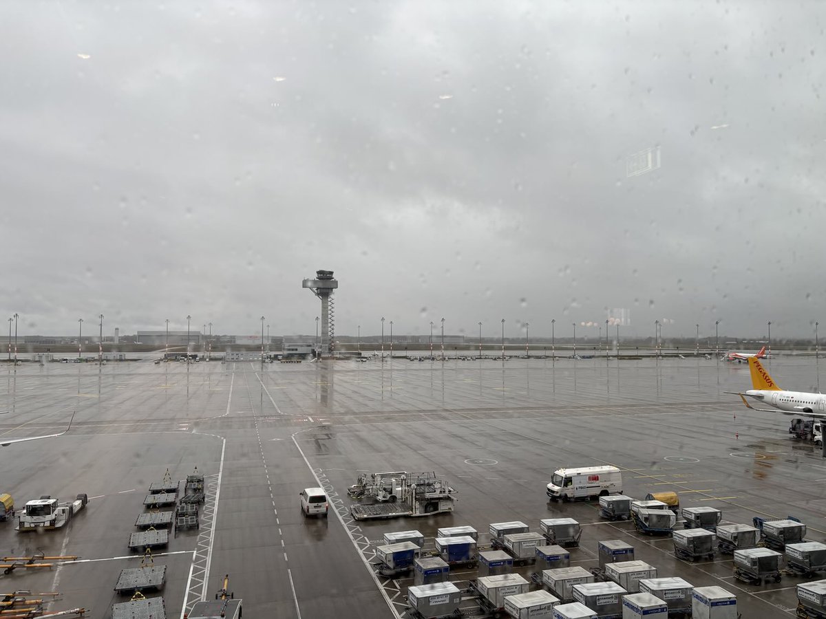 joannaofottawa's tweet photo. Berlin airport diptych.
#berlin #berlinairport #greyskies #artversusreality https://t.co/7oleUfhBFZ