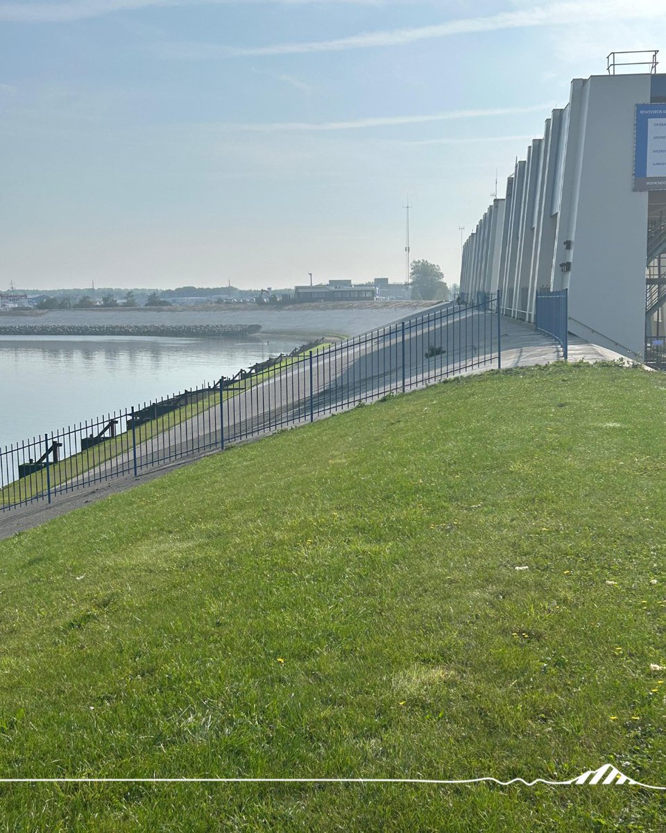 Het hekwerk bij de Cleveringsluizen staat 🪏

Een subtiele verandering, maar wel een die laat zien dat we richting de afronding gaan. Stap voor stap maken we het gebied veiliger en straks weer toegankelijk als de dijk open is voor publiek. 

#lauwersmeerdijk #onzediekvanmorgen