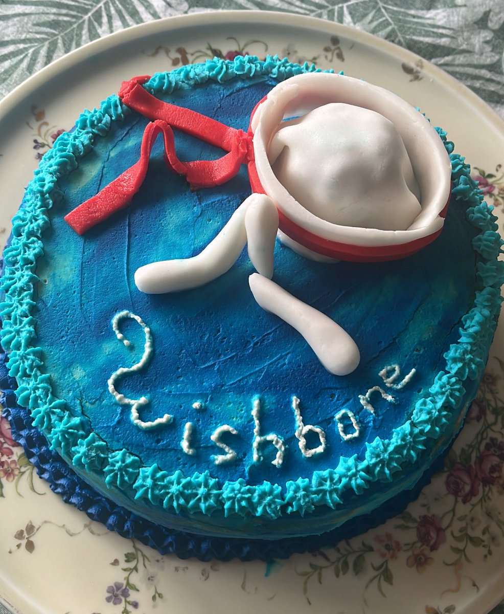 hiddlestini's tweet image. Everyone look at the wishbone cake my gf made me for my birthday 🥹
