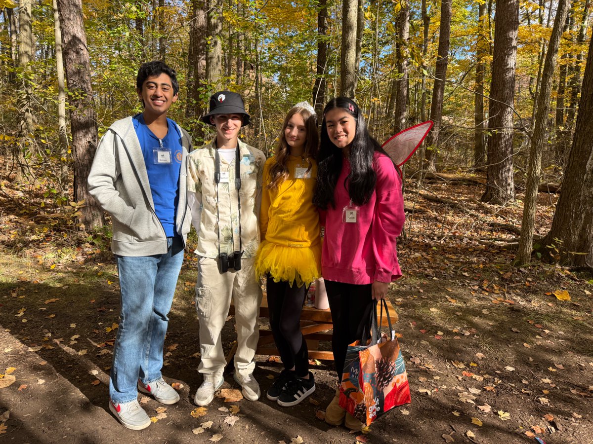 MsRyanRHS's tweet photo. A busy weekend of fall service for our RHS Key Club volunteers. We had a great time yesterday at the Richfield Heritage Preserve: Trick or Treat on the Trail event! 🎃🍬🍭 
@RevereLocal https://t.co/Vh6WHxBLTC